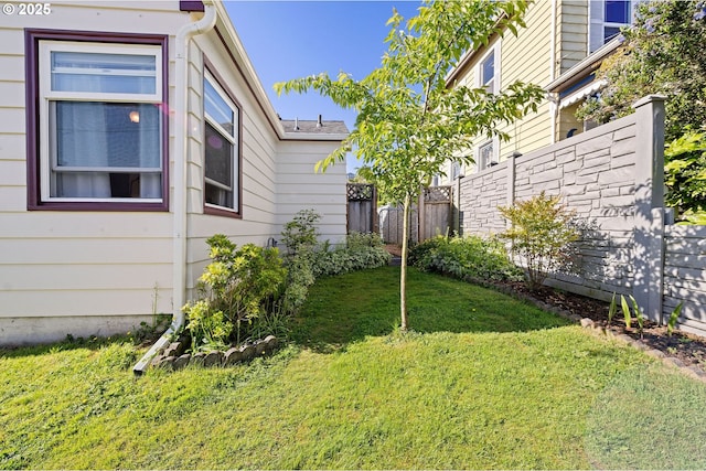719 6th St, Astoria, OR 97103 - view of yard