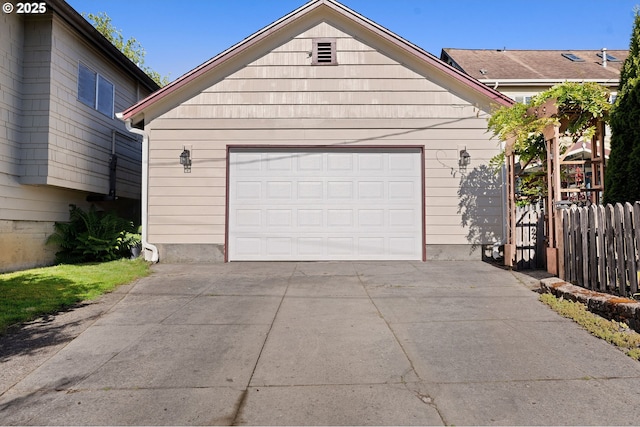 719 6th St, Astoria, OR 97103 - detached garage with driveway