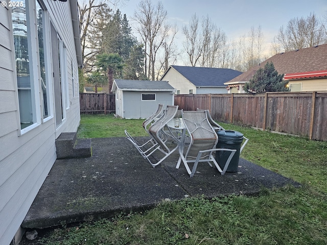 view of yard featuring a storage unit