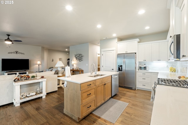 847 Pebble Crk St, Sutherlin, OR 97479 - kitchen featuring stainless steel appliances, a sink, open floor plan, dark wood-type flooring, and ceiling fan