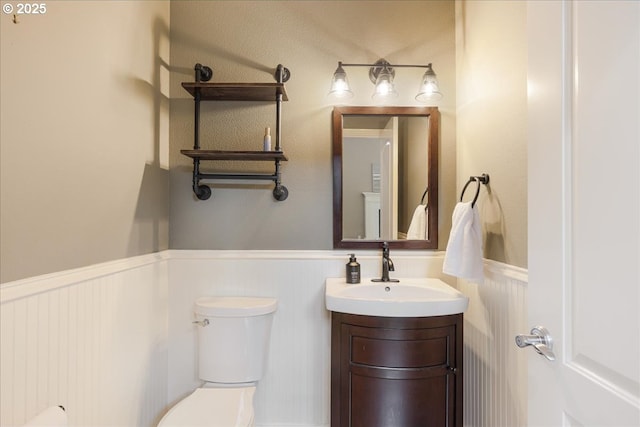 980 SW 7th St, Dundee, OR 97115 - half bathroom featuring wainscoting, vanity, and a decorative wall
