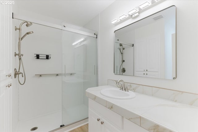 980 SW 7th St, Dundee, OR 97115 - bathroom featuring a shower stall and vanity