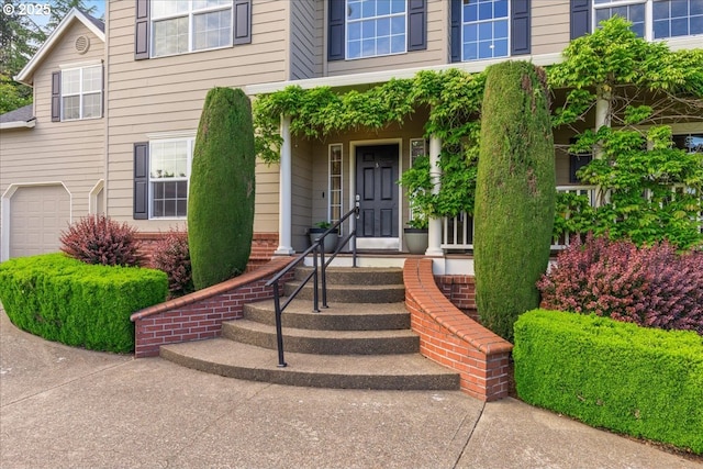 980 SW 7th St, Dundee, OR 97115 - entrance to property with a garage