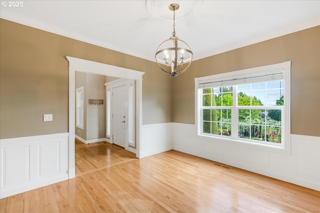 980 SW 7th St, Dundee, OR 97115 - empty room featuring wainscoting, a chandelier, light wood finished floors, and a decorative wall