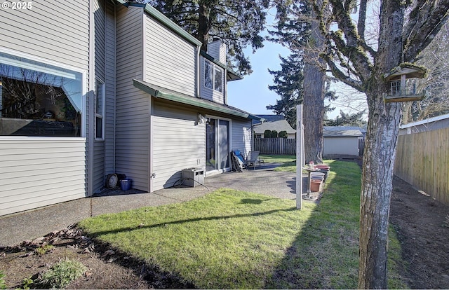 view of yard featuring a patio