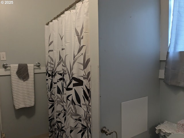 bathroom featuring a shower with shower curtain