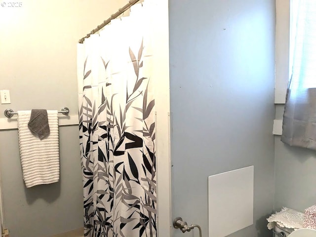 bathroom featuring a shower with shower curtain