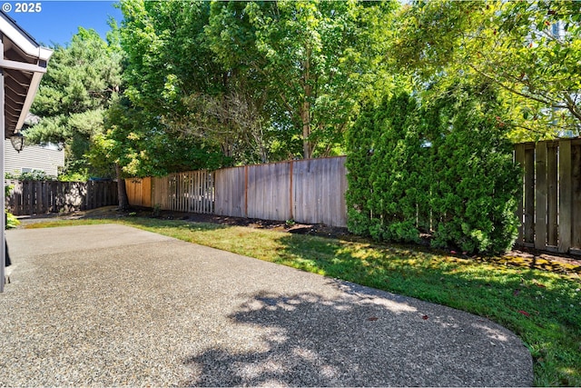 14067 Chatham Ct, Lake Oswego, OR 97035 - fenced backyard featuring a patio area