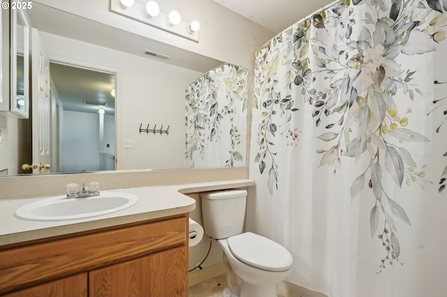 bathroom featuring toilet, visible vents, curtained shower, and vanity
