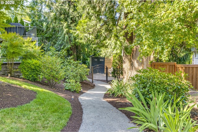 865 SW Trillium Ln, Portland, OR 97219 - surrounding community with a gate
