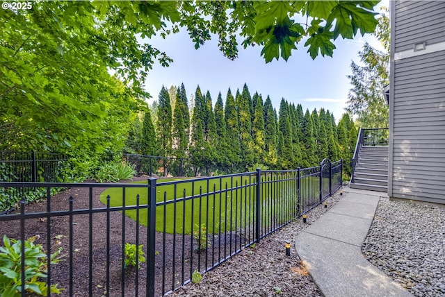 865 SW Trillium Ln, Portland, OR 97219 - fenced backyard with stairway