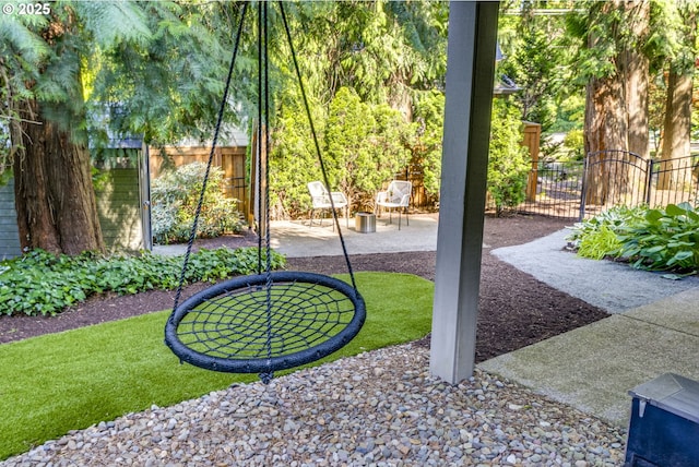865 SW Trillium Ln, Portland, OR 97219 - view of yard with a patio area