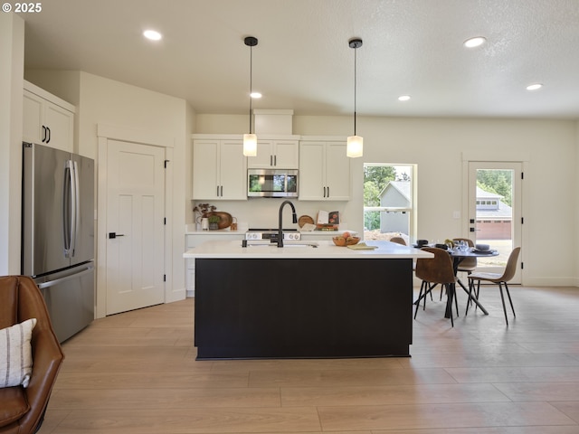 117 Witherbee Rd, Kelso, WA 98626 - kitchen featuring appliances with stainless steel finishes, a sink, light wood-style floors, light countertops, and recessed lighting