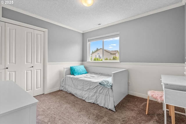 702 SW Burlingame Cir, Troutdale, OR 97060 - bedroom with carpet flooring, a closet, crown molding, and a textured ceiling