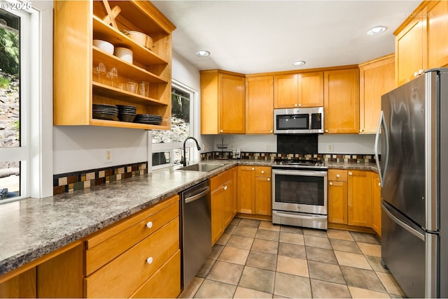6750 SW Parkwest Ln, Portland, OR 97225 - kitchen featuring stainless steel appliances, a sink, plenty of natural light, recessed lighting, and tasteful backsplash