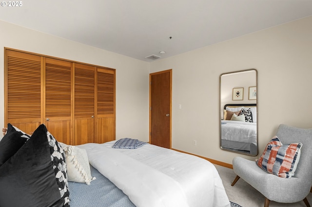 bedroom featuring carpet floors and a closet