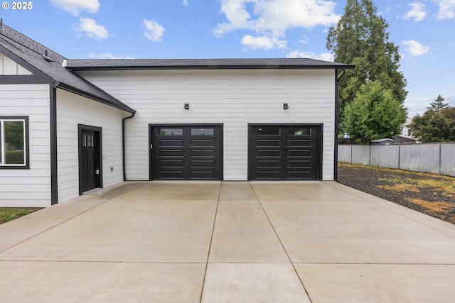 413 S Trade St, Amity, OR 97101 - garage featuring concrete driveway