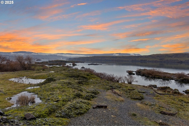 water view featuring a mountain view