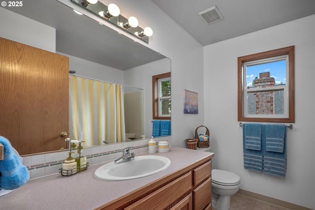 8911 SW 49th Ave, Portland, OR 97219 - full bath featuring vanity and curtained shower