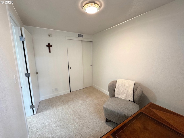 living area featuring carpet, visible vents, and baseboards