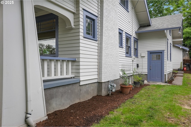 view of side of property featuring a shingled roof