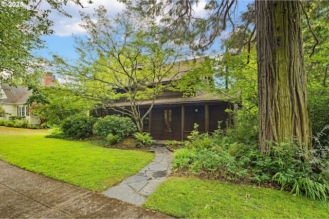 2112 Agate St, Eugene, OR 97403 - view of front facade with a sunroom and a front yard