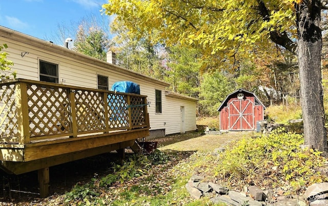 view of yard featuring a storage shed and a wooden deck