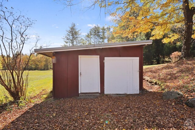 view of outdoor structure with a yard