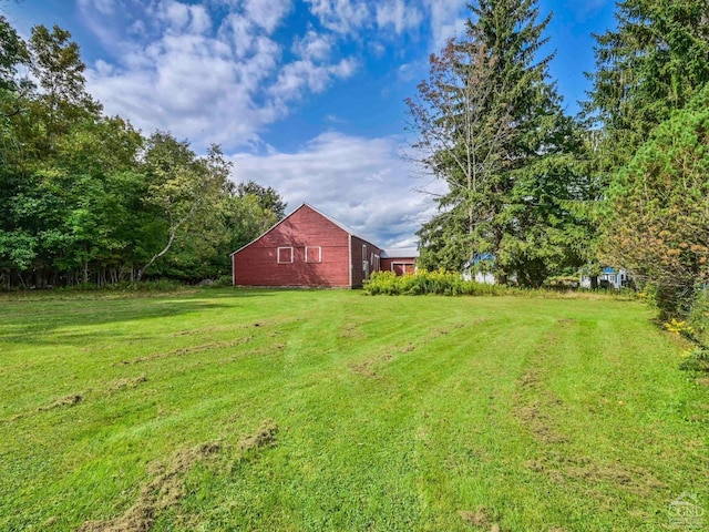 view of yard featuring an outbuilding