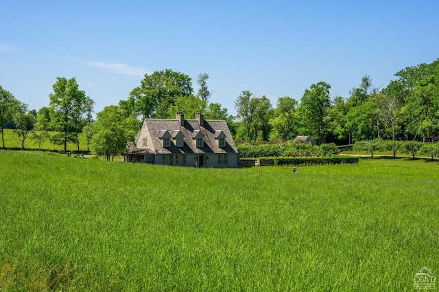 view of yard featuring a rural view