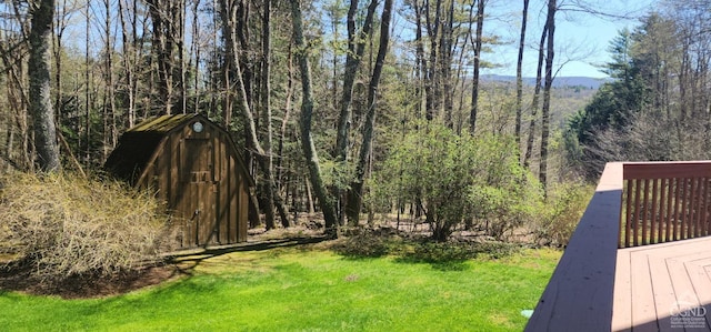 view of yard featuring a wooded view