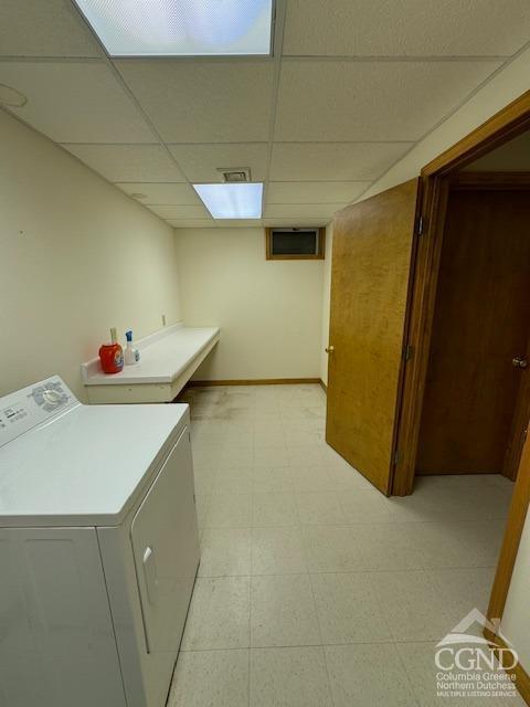 clothes washing area with washer / clothes dryer