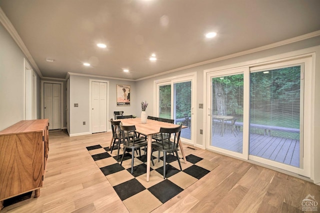 dining room featuring light hardwood / wood-style flooring and ornamental molding