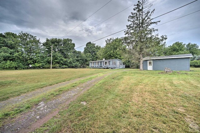 view of yard featuring an outbuilding