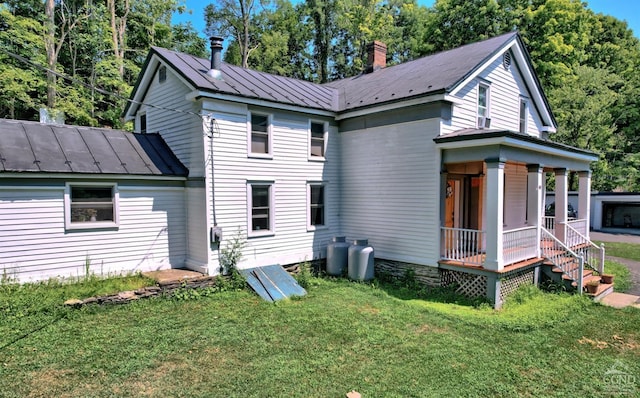 back of house featuring a yard