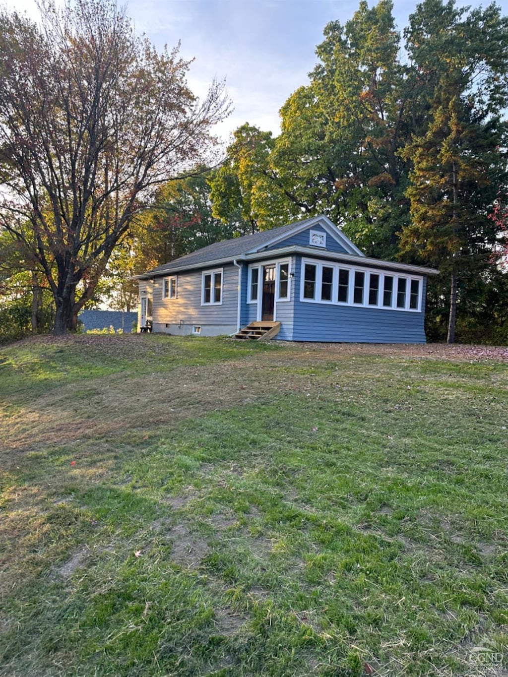 ranch-style house with a front yard