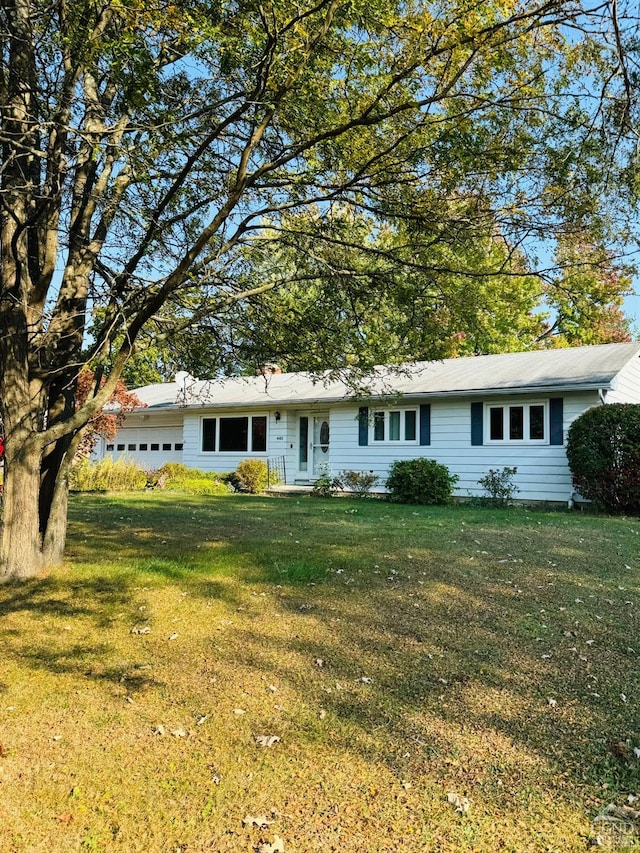 view of front of home featuring a front yard