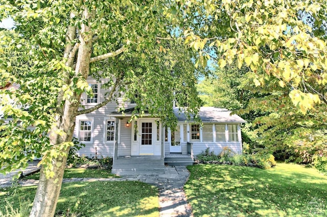 view of front of property with a front lawn