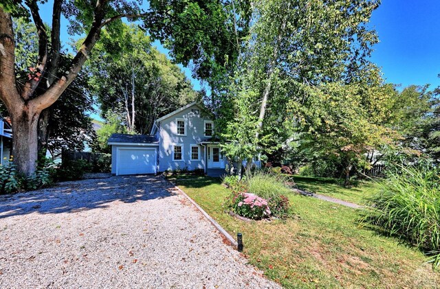 view of front of property featuring a front yard