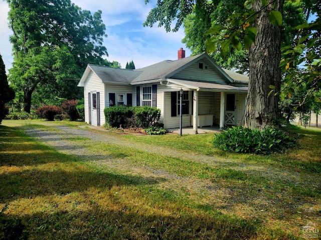 view of front facade with a front yard