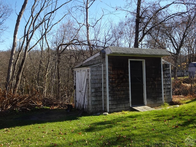 view of outbuilding with a yard