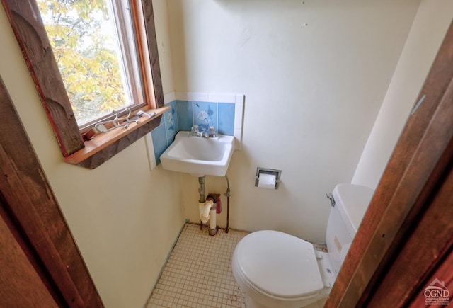 bathroom featuring toilet and sink