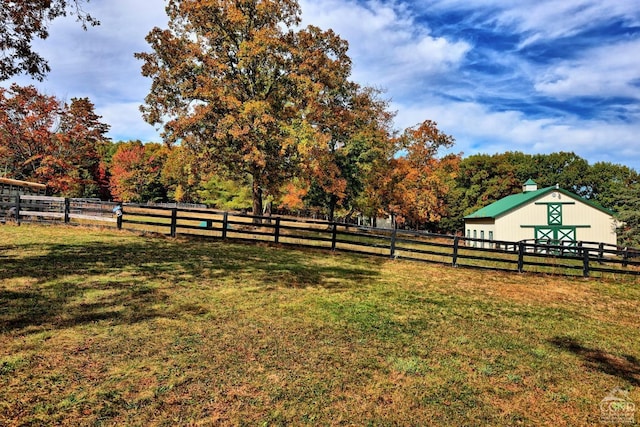 view of yard with an outbuilding