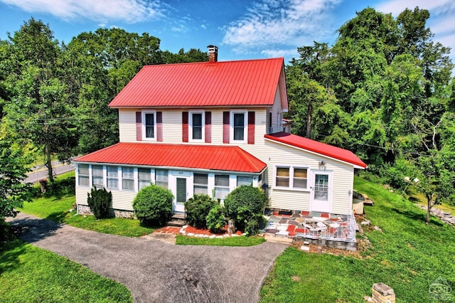 view of front of home featuring a front lawn