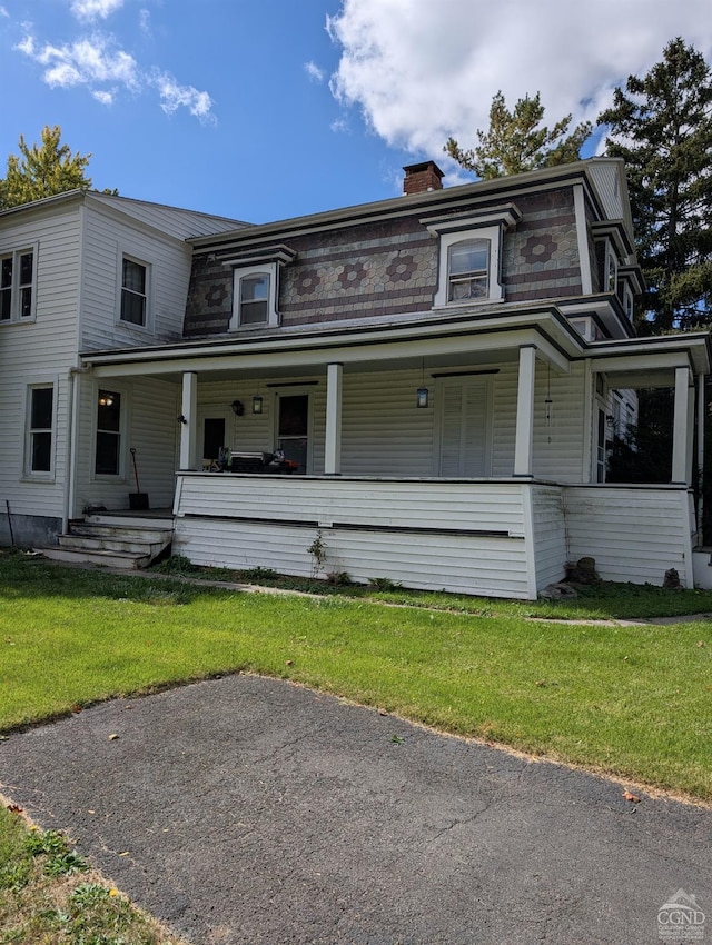 view of front of property with a front yard