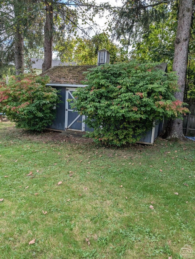 view of yard with a storage unit