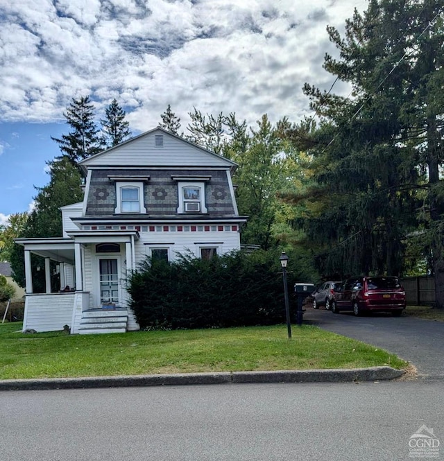 view of front of home featuring a front yard