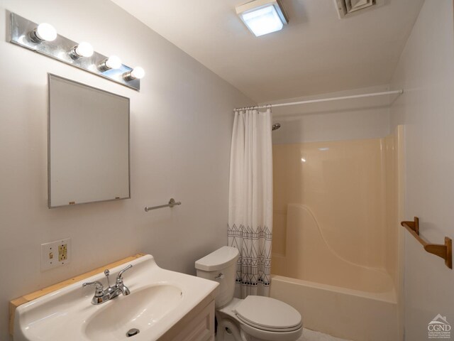 full bathroom featuring shower / tub combo with curtain, vanity, and toilet