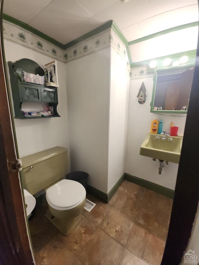 bathroom featuring toilet and sink