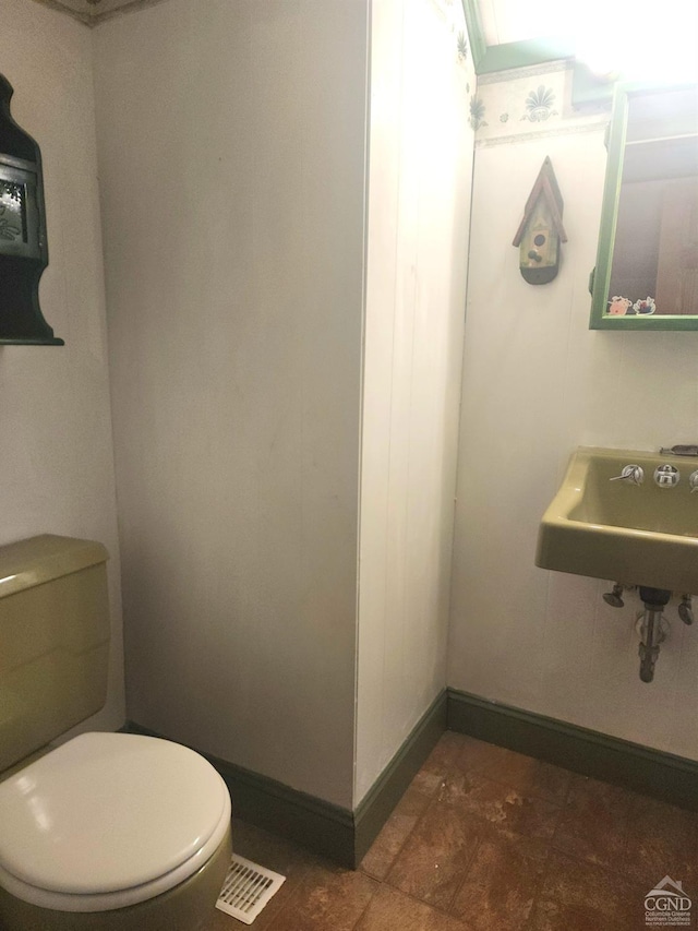 bathroom featuring sink and toilet